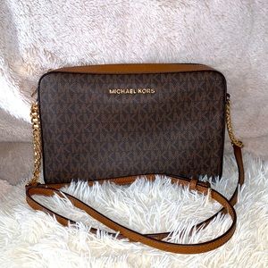 Michael Kors jet set crossbody